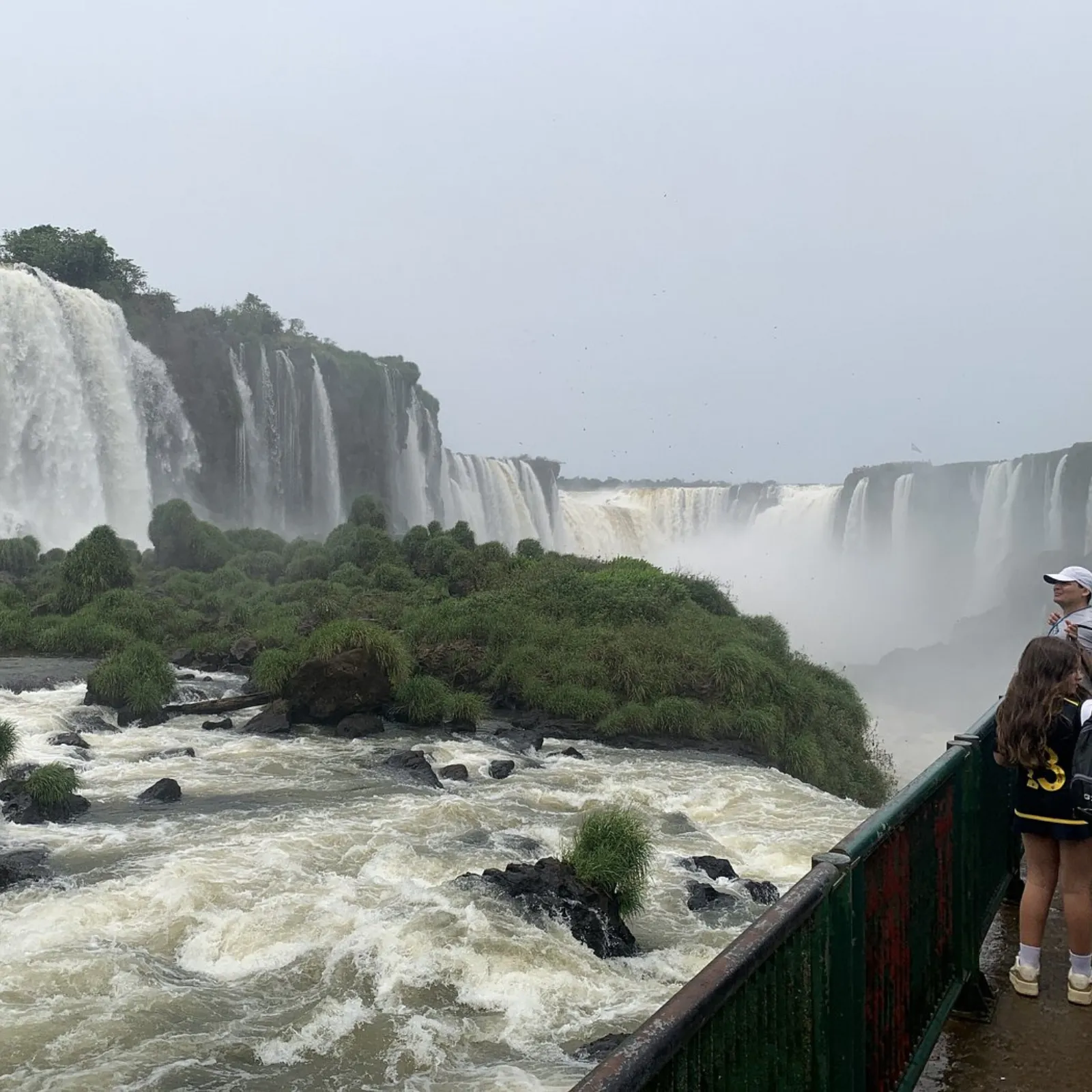 Vista panorámica de las Cataratas del Iguazú del lado argentino
